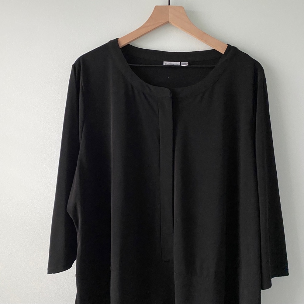 Flattering black top - Picture 6 of 9
